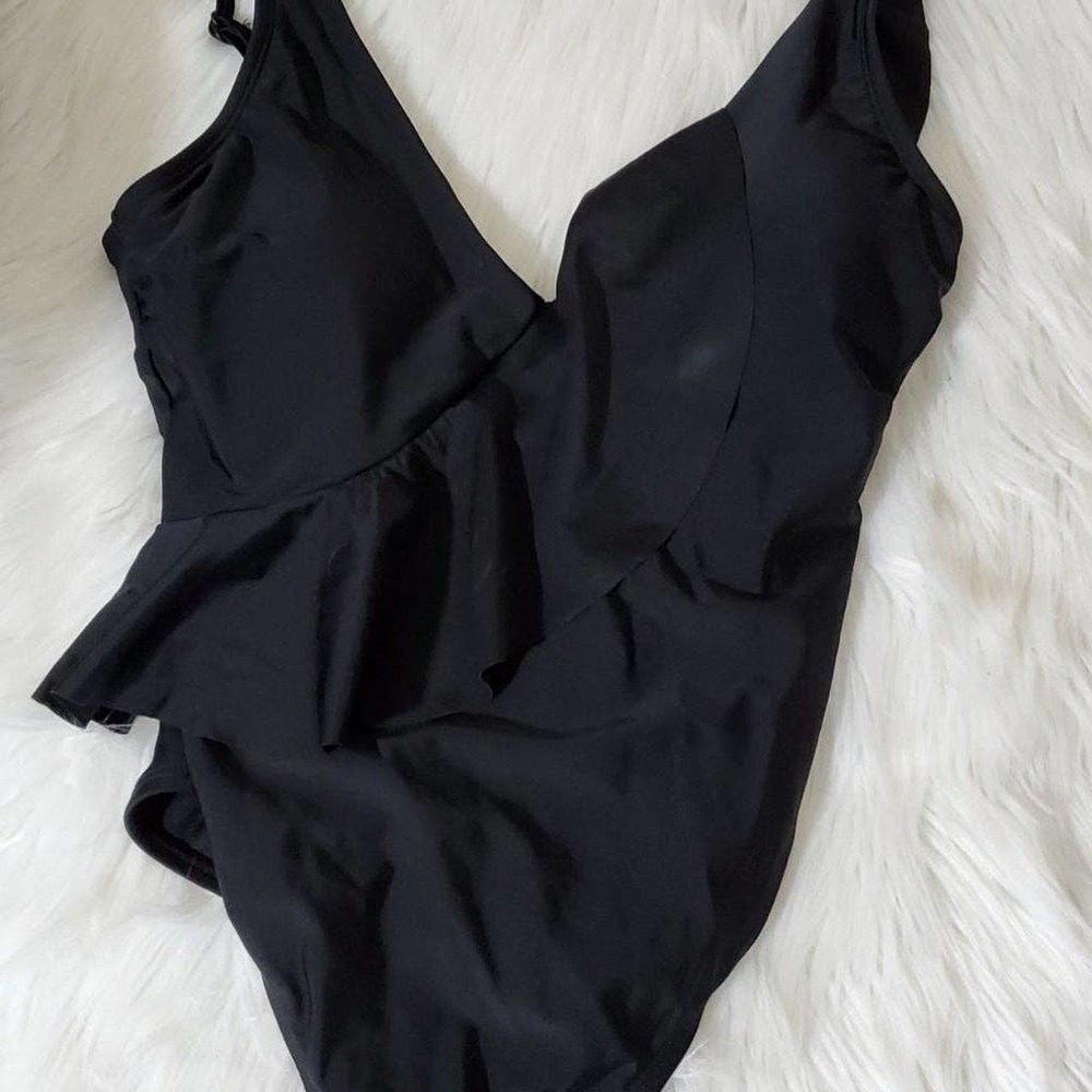 NWT Kona Sol Diagonal Ruffle 1pc Swimsuit - Black Small and Medium